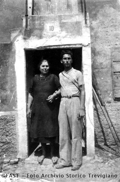 Elisabetta Visentin con il figlio Bruno Bianchin sulla porta di casa